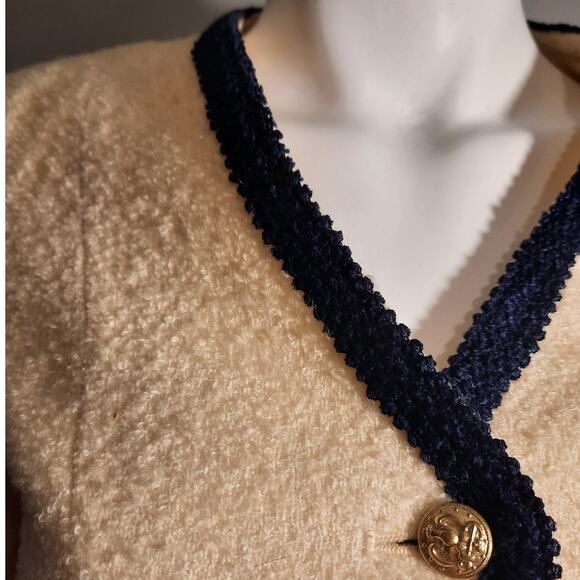 VINTAGE Woolmark Cream Wool Bouclé Jacket w/ Navy Trim & Gold Crest Buttons 10 - Picture 4 of 14